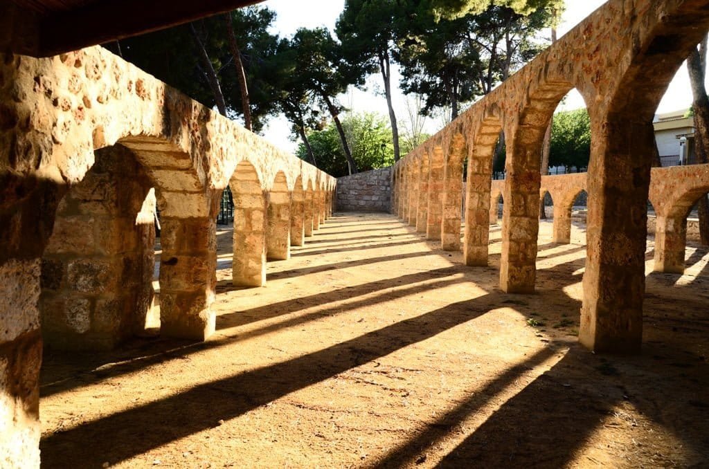 Riu rau de la Marina Alta: dos hileras de arcos de piedra con el sol entrando entre ellos.
